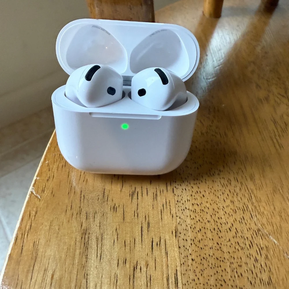 Apple Airpods 4 w/Noise cancellation - Picture 6 of 7